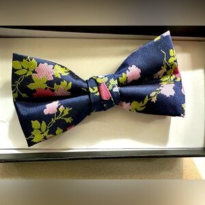 Deux par deux childrens bow tie floral print EUC in box